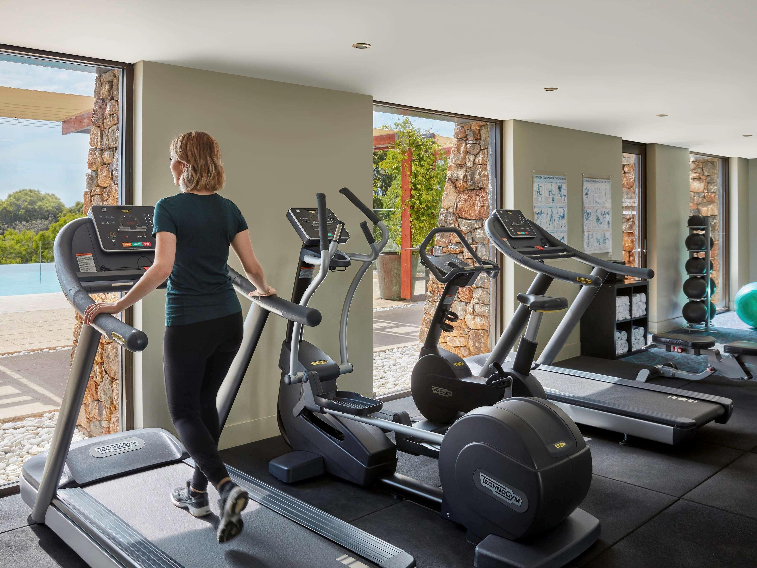 Pullman Bunker Bay Resort Margaret River Dunsborough Buitenkant foto A woman on a treadmill
