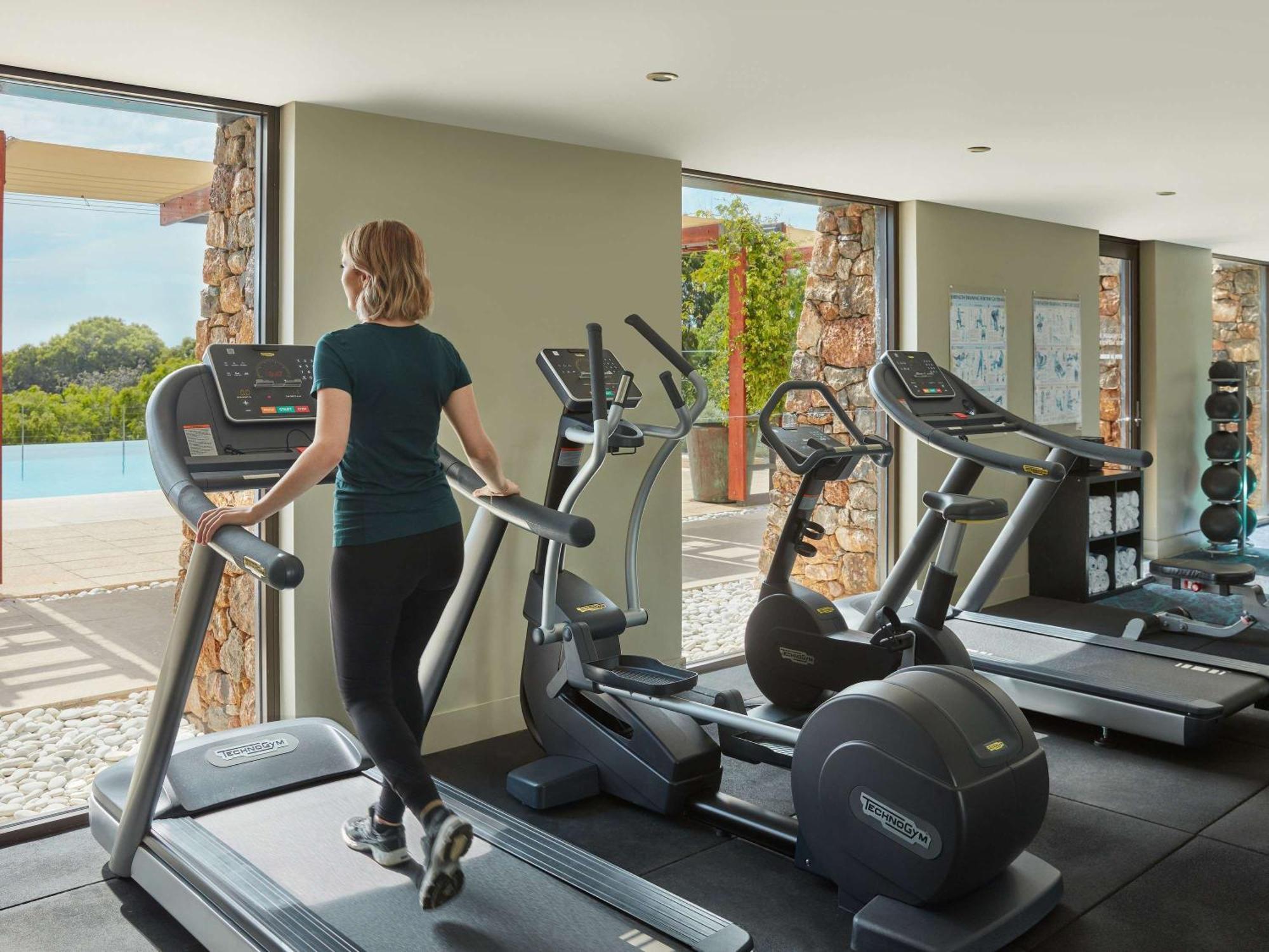 Pullman Bunker Bay Resort Margaret River Dunsborough Buitenkant foto A woman on a treadmill